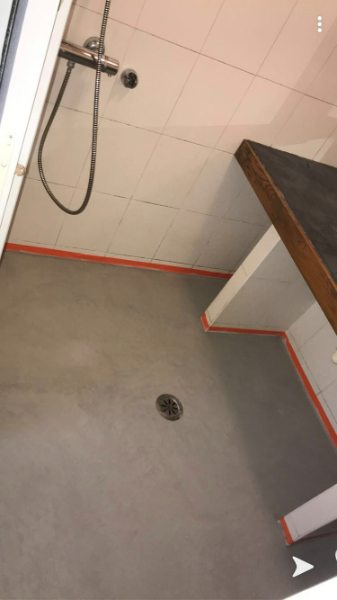 sol de salle d ebain en béton ciré